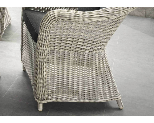 Detailansicht eines Rattansessels mit Sitzkissen