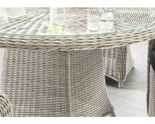 Detailansicht eines Gartentisches mit Glasplatte und Rattanstruktur