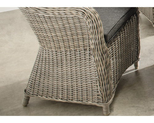 Detailansicht eines grauen Rattansessels mit Sitzkissen