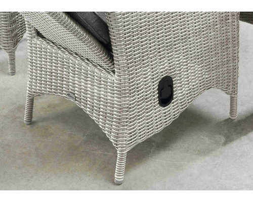 Vue détaillée d''un fauteuil en rotin avec dossier réglable et coussin