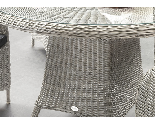 Vue détaillée d''une table de jardin avec plateau en verre et structure en rotin.