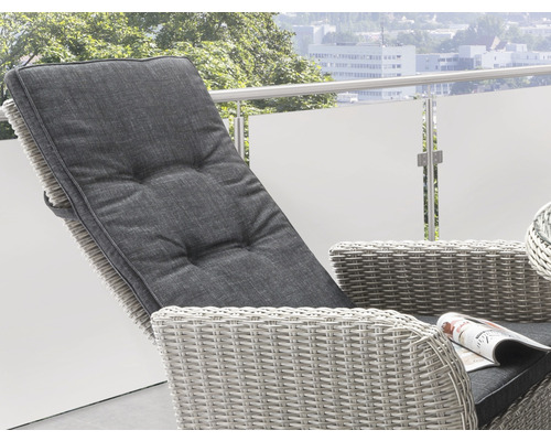 Gros plan d''une chaise longue en rotin gris clair avec un rembourrage foncé sur un balcon.