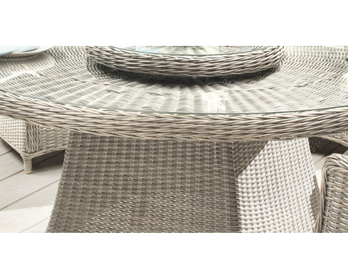 Vue détaillée d''une table de jardin avec plateau en verre et structure en rotin