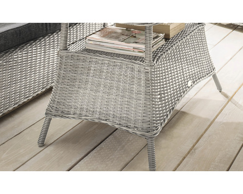 Vue détaillée d''une table d''appoint tressée pour le jardin