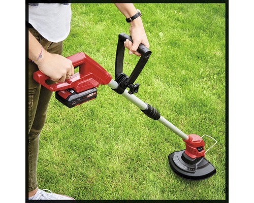 Coupe-bordures à batterie en cours d''utilisation sur une pelouse