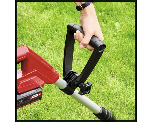 Gros plan d''une personne tenant la poignée d''un coupe-bordure.