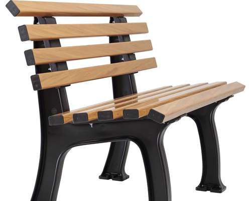 Gartenbank mit Holzlatten auf einem schwarzen Metallgestell