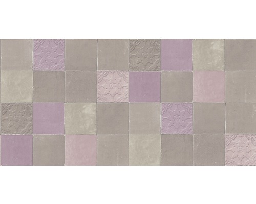 Quadratische Fliesen in verschiedenen Farben und mit floralen Mustern