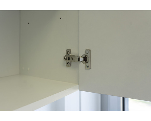 Küchenschrankinnenseite mit montiertem Möbelscharnier