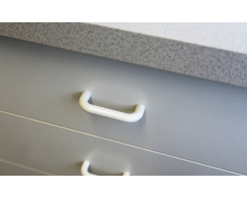 Nahaufnahme von zwei Schubladen mit weißen Griffen