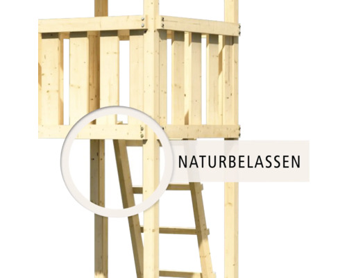 Detailaufnahme eines Spielturms aus unbehandeltem Holz mit Leiter