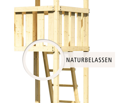 Detailansicht eines naturbelassenen Spielturms aus Holz mit Leiter.