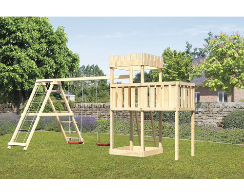Spielturm mit Schaukel und Leiter im Garten
