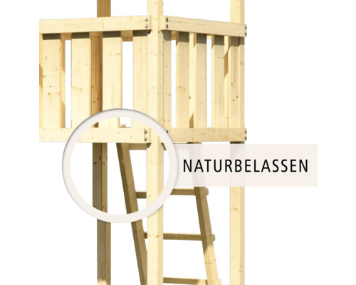 Detailansicht eines Spielturms aus naturbelassenem Holz mit Leiter
