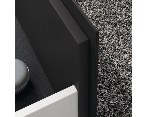 Detailansicht eines Badezimmermöbels mit Teppich