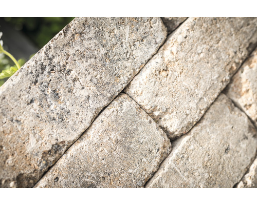 Nahaufnahme von Mauersteinen für den Aussenbereich