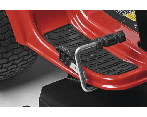 Vue détaillée du plancher d''un tracteur de pelouse avec marchepied et pédale