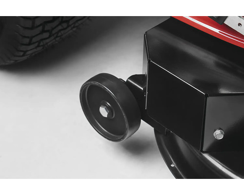 Gros plan d''une roue de tracteur de pelouse