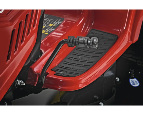 Gros plan sur le repose-pieds d''un tracteur de pelouse.