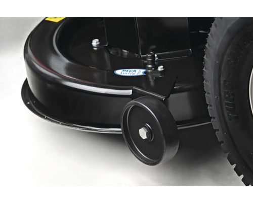 Gros plan d''une tondeuse à gazon avec roue