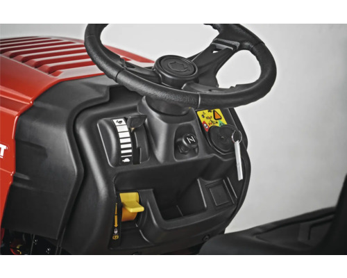 Tableau de bord d''un tracteur de pelouse avec volant, contacteur d''allumage et commandes