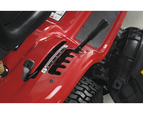 Vue détaillée du levier de vitesse d''un tracteur de pelouse