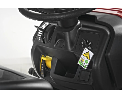 Vue détaillée du tableau de bord d''un tracteur de pelouse avec clé de contact et commandes