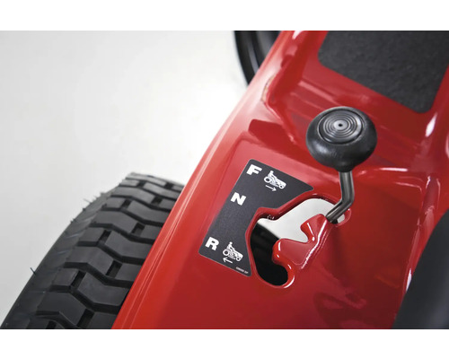 Vue détaillée du levier de vitesse d''un tracteur de jardin