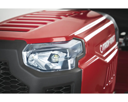 Gros plan du phare d''un tracteur de pelouse Troy-Bilt rouge.