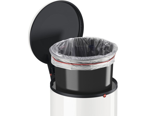 Poubelle à pédale avec couvercle ouvert et sac poubelle