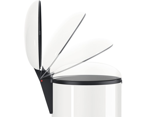 Poubelle à couvercle oscillant en différentes phases d''ouverture