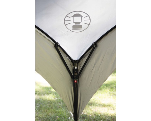 Vue détaillée d''un pavillon avec le logo Coleman