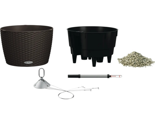 Image d''un pot de fleurs tressé, d''un insert de plante avec pieds, d''une couche de drainage, d''un humidimètre et d''un système d''irrigation.