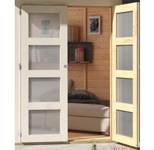 Deux portes en bois avec inserts en verre s''ouvrent sur une pièce avec un lit et une étagère à livres