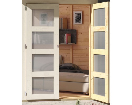 Zwei Holztüren mit Glaseinsätzen öffnen den Blick auf ein Zimmer mit Bett und Bücherregal
