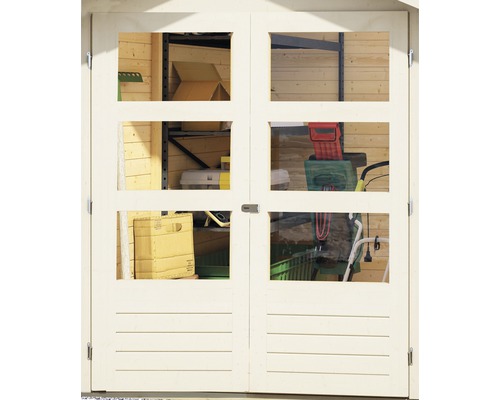 Double porte avec fenêtres donnant sur un abri de jardin avec des étagères et des outils de jardinage