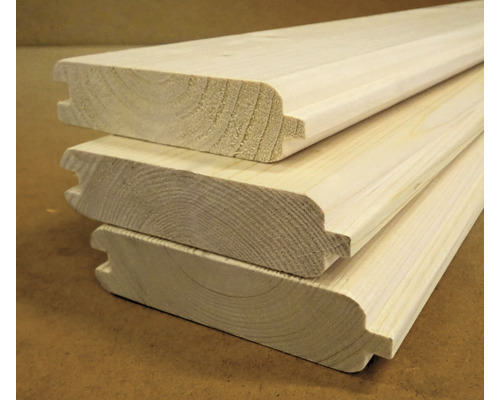 Trois planches de profil claires en bois empilées.