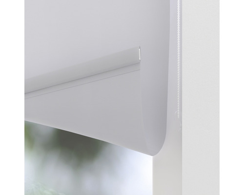 Nahaufnahme einer weissen Fensterjalousie mit Kettenzug