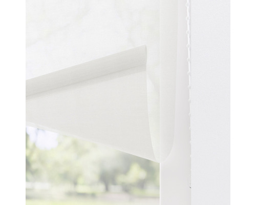 Detailaufnahme eines weißen Rollos vor einem Fenster