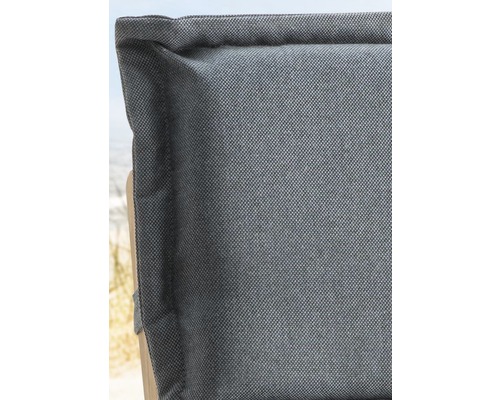 Detailaufnahme eines grauen Sitzkissens für Gartenmöbel