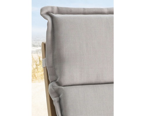 Detailansicht eines gestreiften Outdoor-Kissens auf einem Holzstuhl