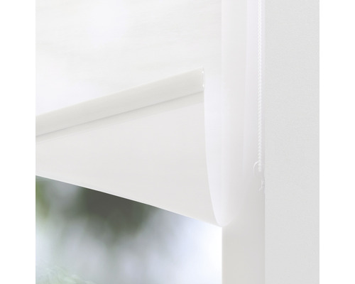 Detailansicht eines weißen Rollos mit Kettenzug zur Fensterdekoration