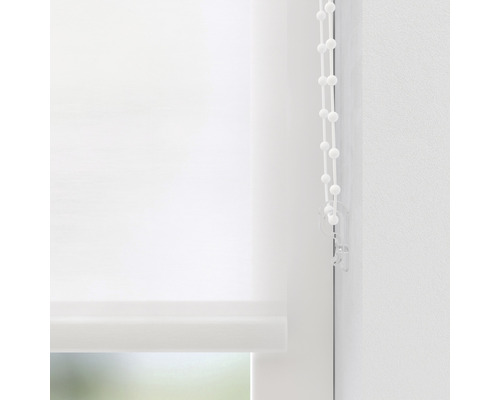 Weisse Fensterrollos mit Bedienkette