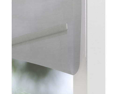 Detailansicht eines Rollos mit Kettenzug zur Fensterdekoration