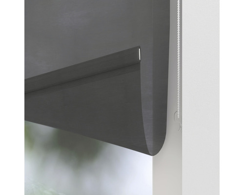 Graues Rollo am Fenster mit Kettenzug