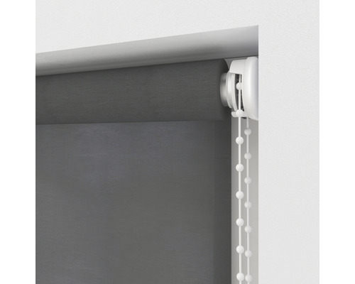 Graues Rollo mit Kettenzug zur Fensterdekoration