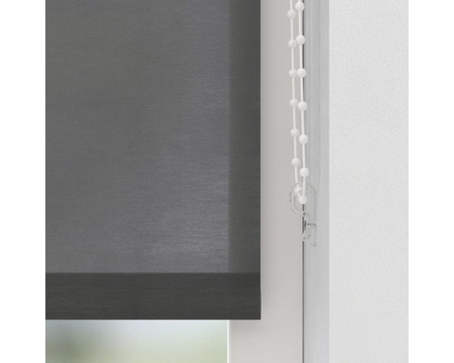 Dunkelgraues Rollo mit Kettenzug am Fenster