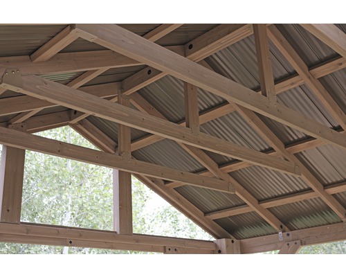 Detailansicht der Holzkonstruktion und des Metalldachs eines Pavillons
