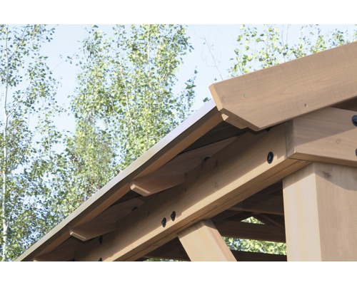 Detailansicht eines Holzpavillons mit Dachkonstruktion und Verschraubungen
