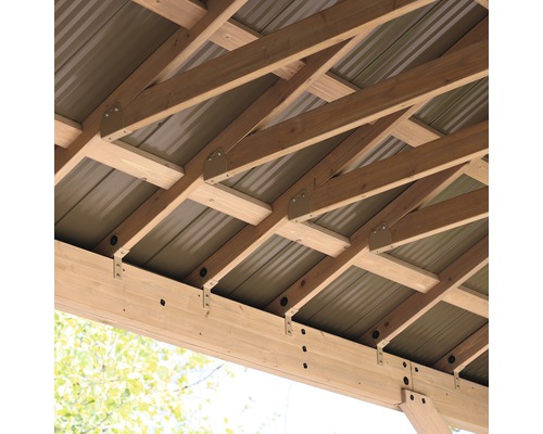 Detailansicht des Dachs einer Holzpergola mit Metalleindeckung
